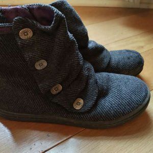 Cute blowfish grey booties; great condition; size 6.5